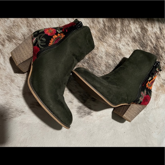tiaras in los angeles Shoes - Tiara in Los Angeles embroidered booties